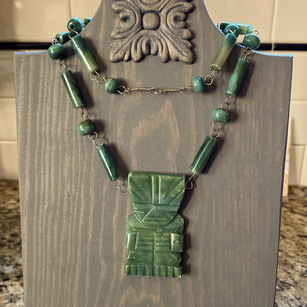 Mexican onyx stone figure necklace. Vintage 1970s. Read description for flaws. 💚